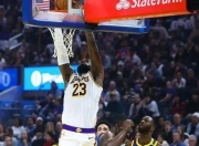 詹姆斯在勇士比赛中出色发挥，战术调整引发热议！